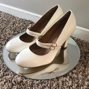 Classic, retro white/ivory pumps. Wedding shoes.